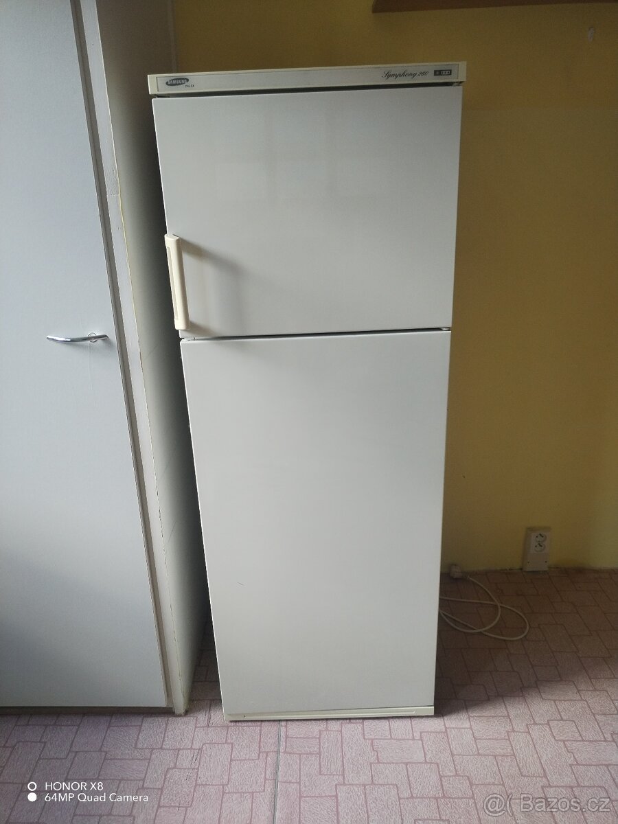 Lednice s mrazákem Samsung.