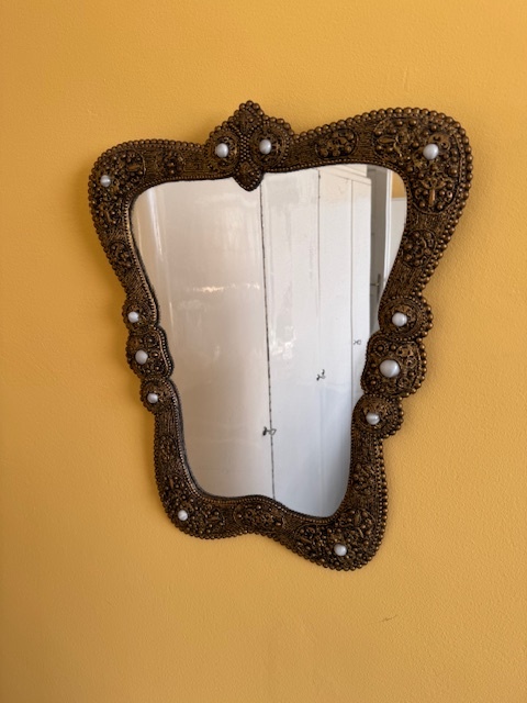 Starožitné zrcadlo ve zdobeném rámu