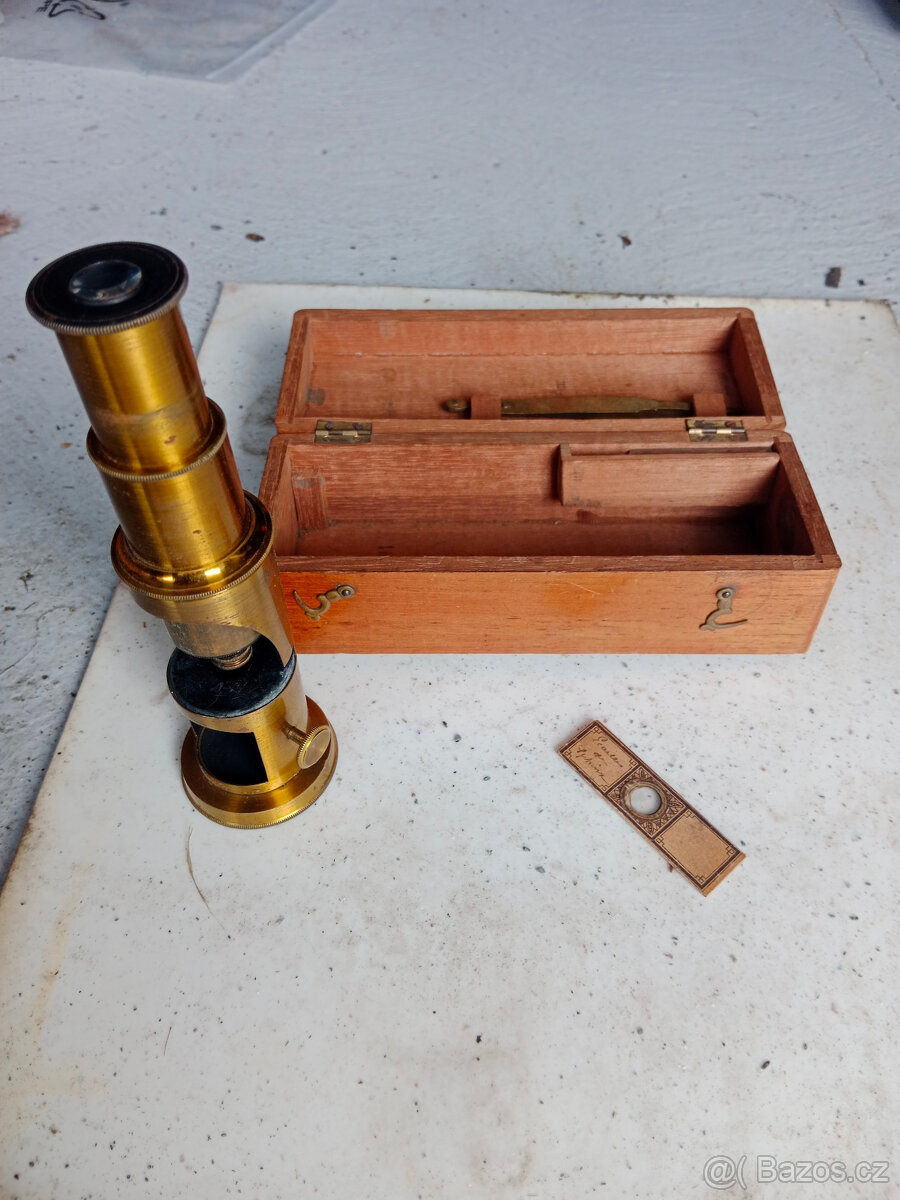 Starý mosazný mikroskop