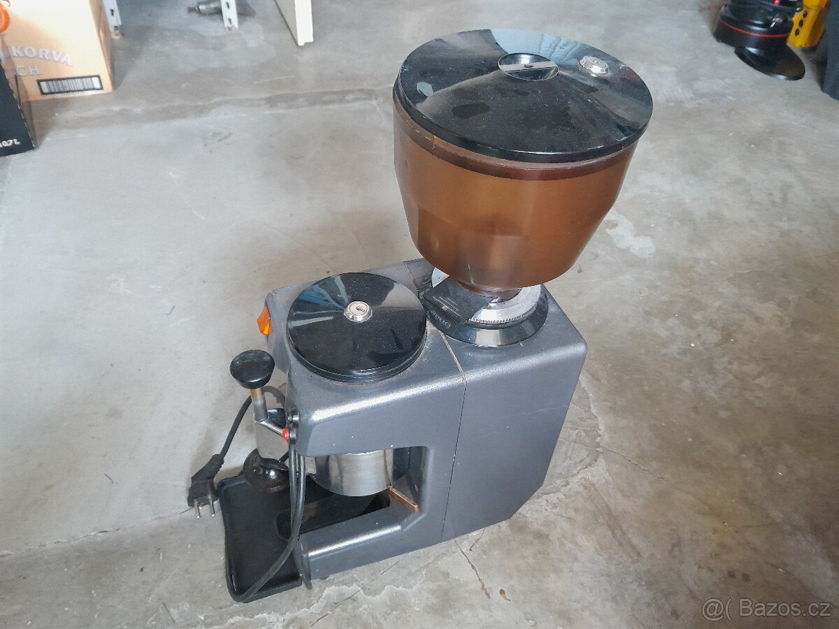 Mlýnek na kávu Miklas