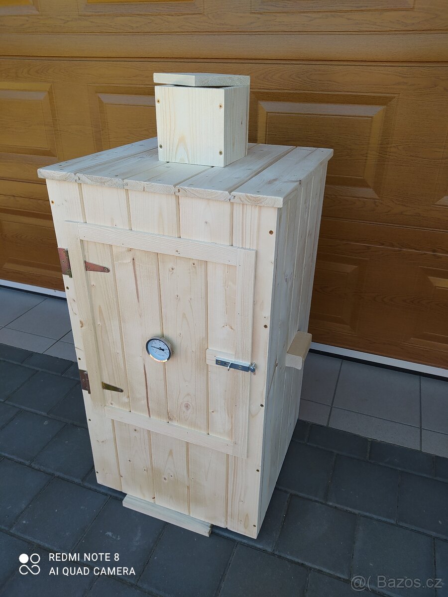 Dřevěná udírna.
