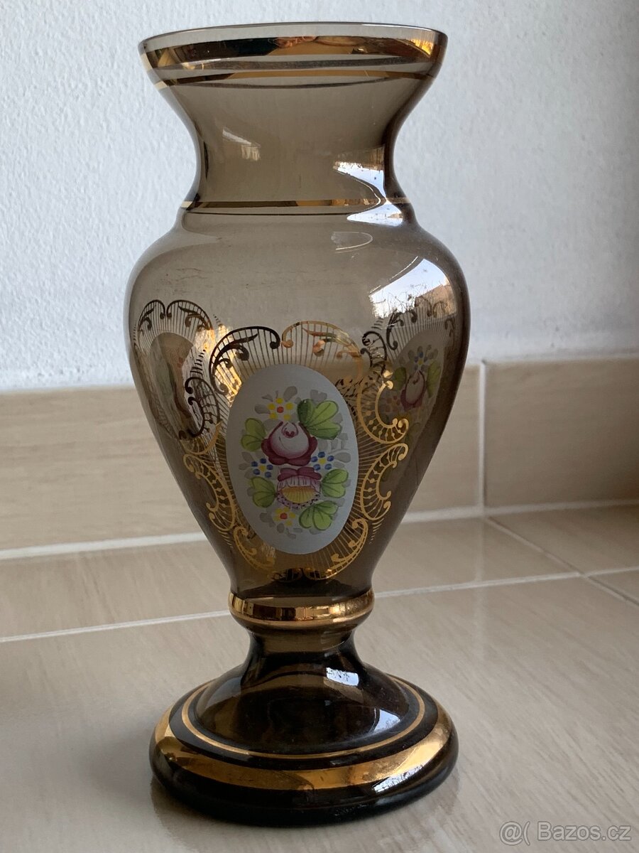 Váza hnědá se zlatým dekorem