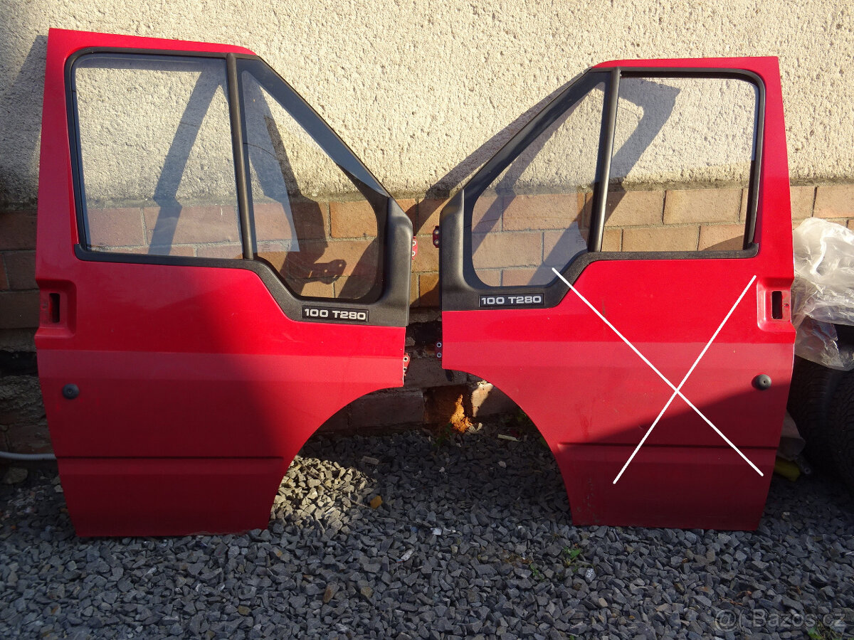 Pravé přední dveře Transit