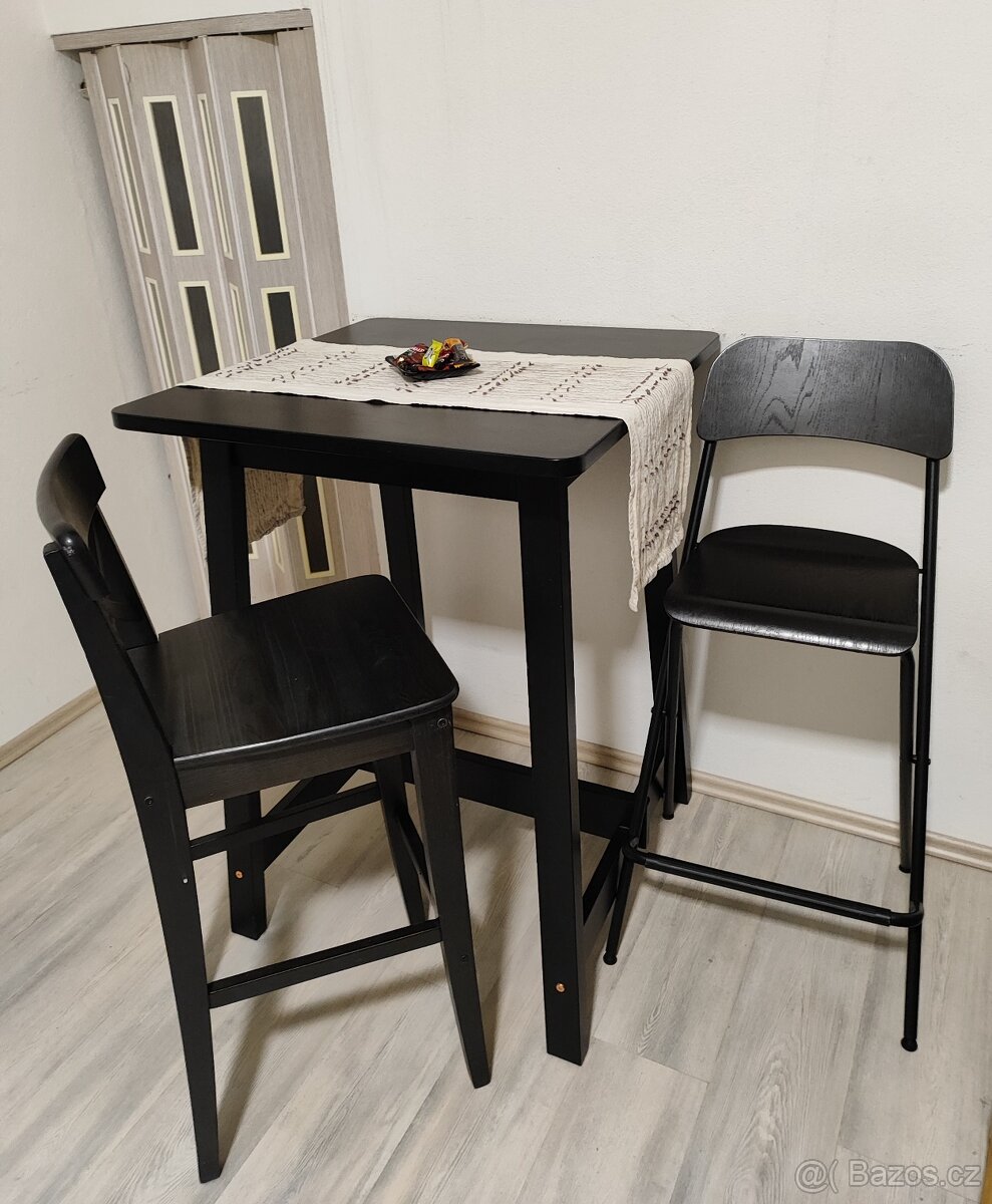 Jídelní stůl se židlemi