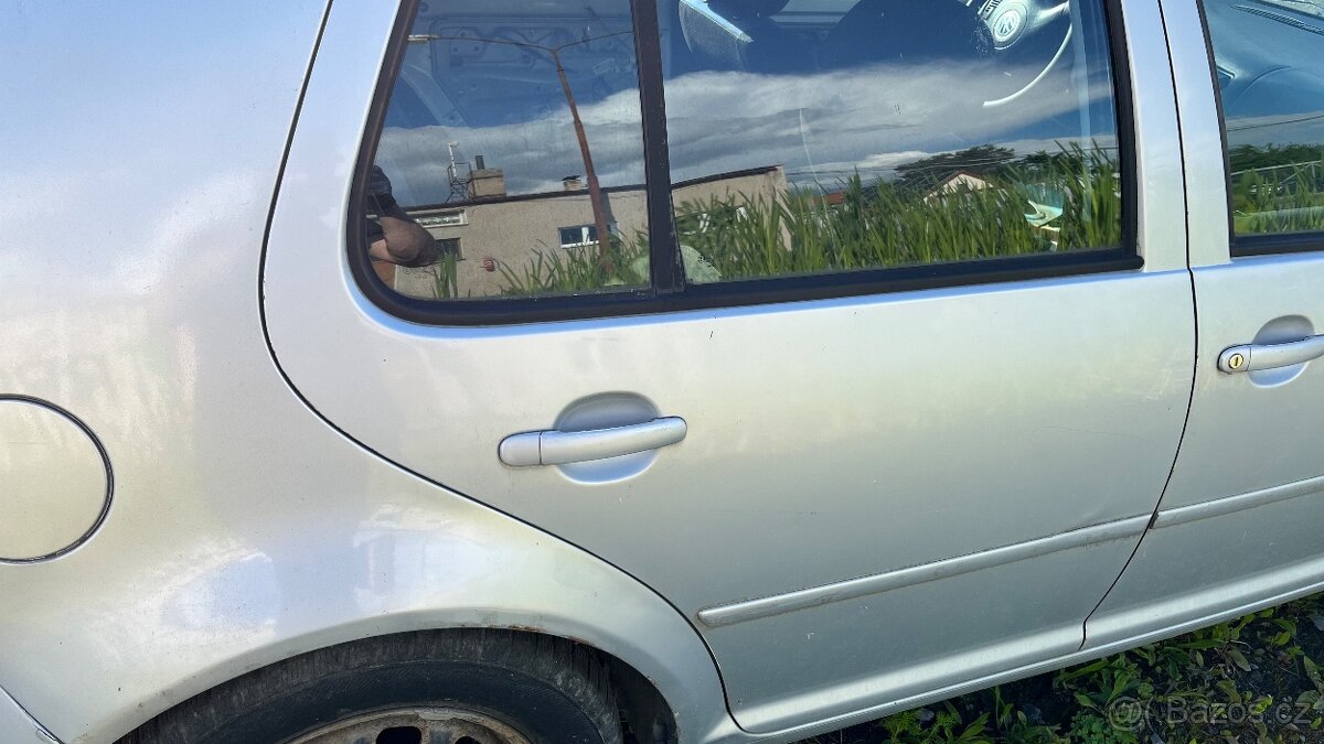 VW Golf IV PZ stříbrné dveře