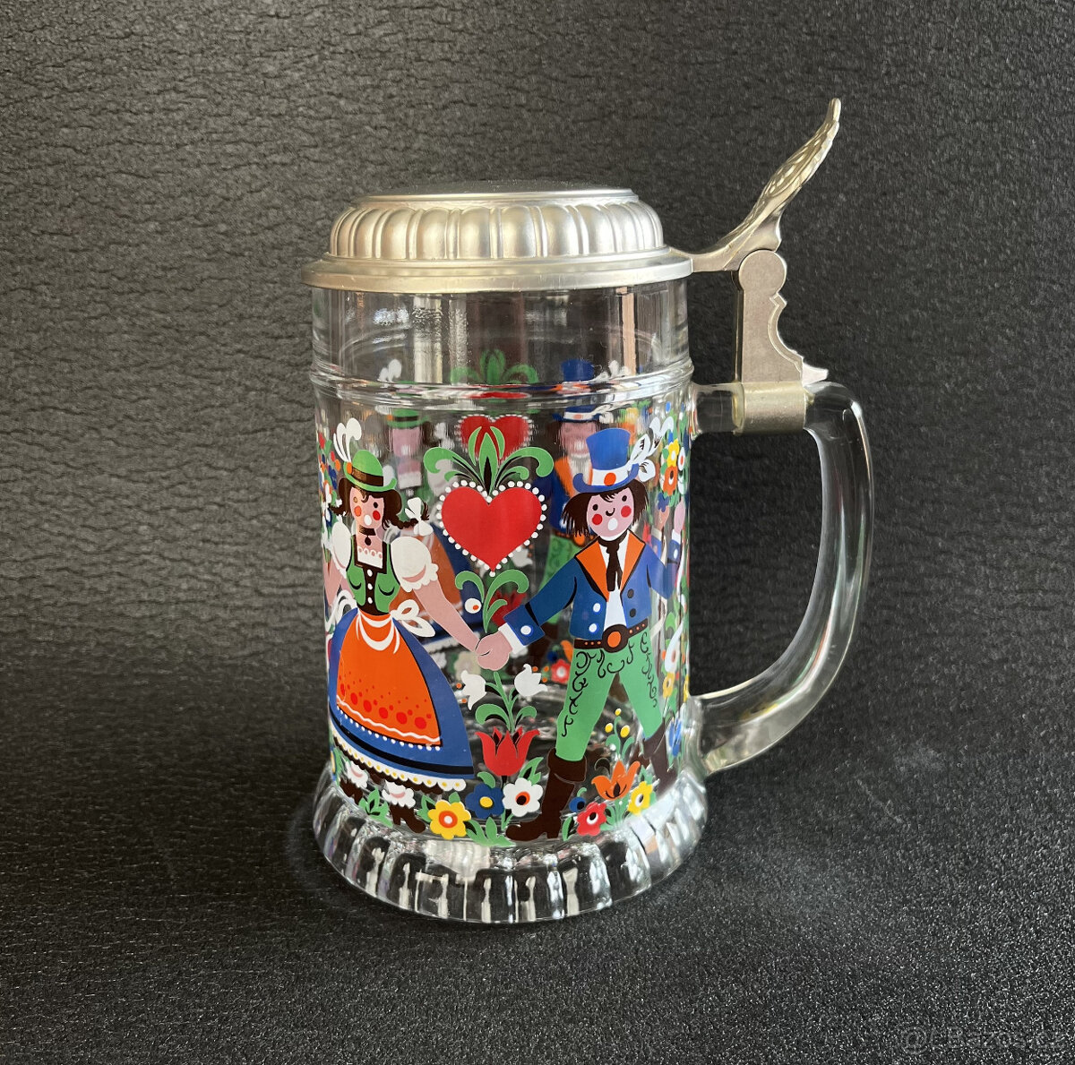 Skleněný korbel s víkem, folklórní motiv, Německo