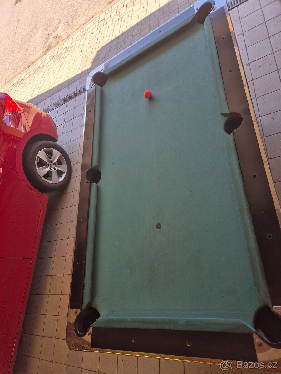 Kulečníkový stůl