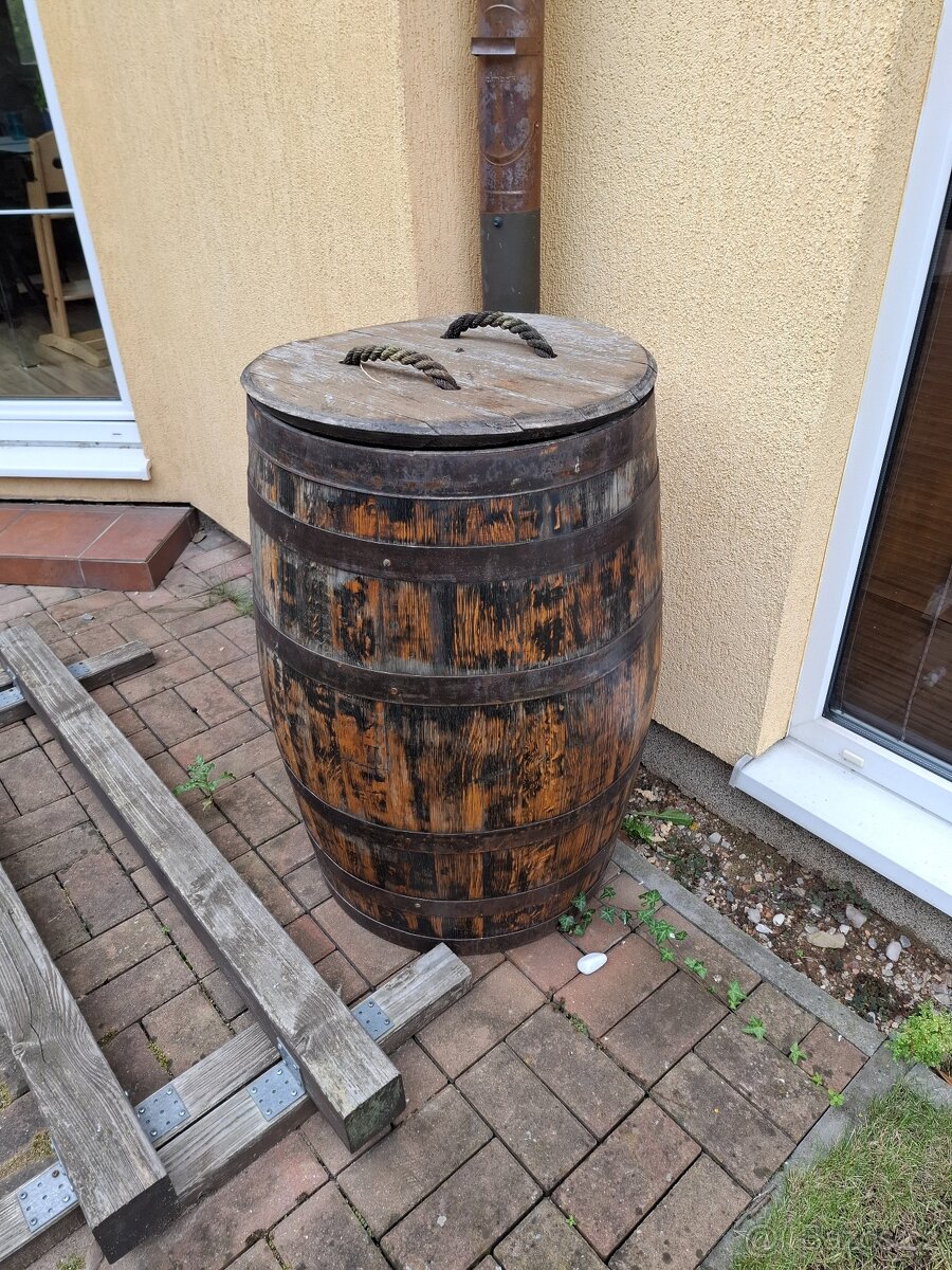 Dřevěný sud 225L s víkem