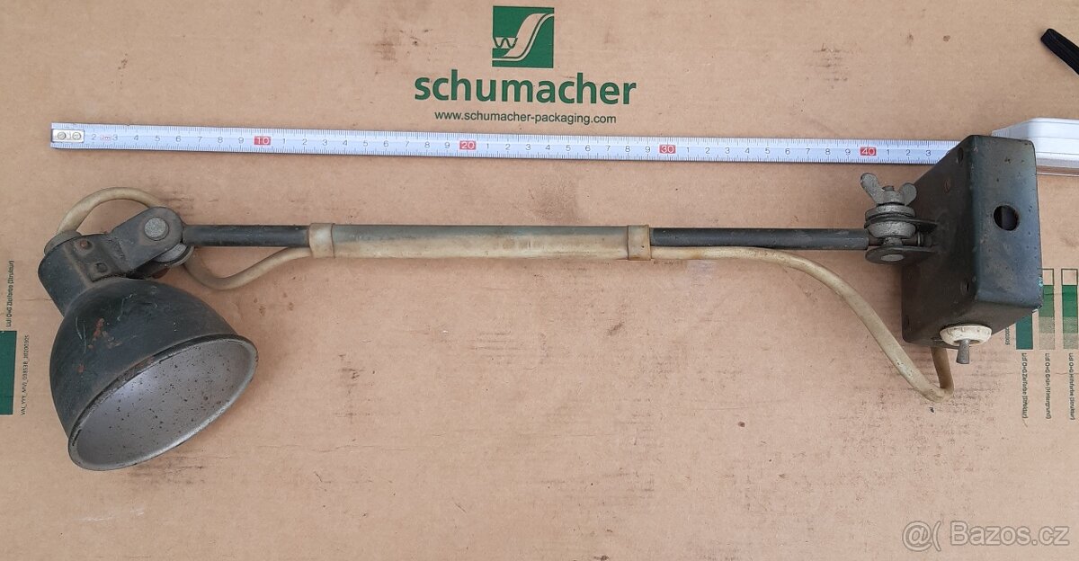 Menší industriální průmyslová lampa