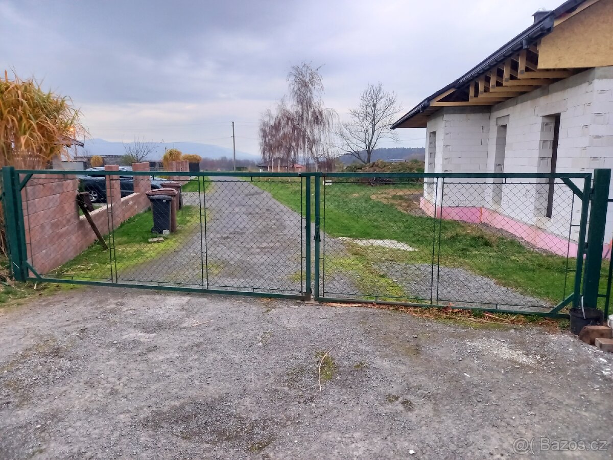 Dvoukřídlá kovová brána, vrata