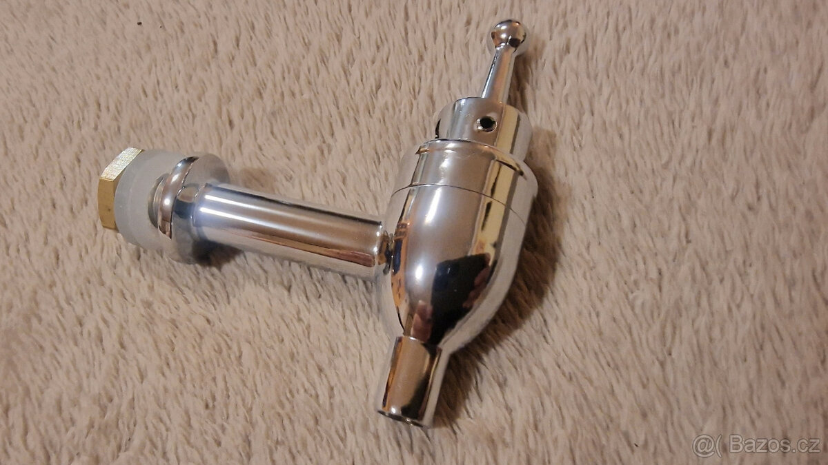 Kohoutek na karafu nebo vodní soudek