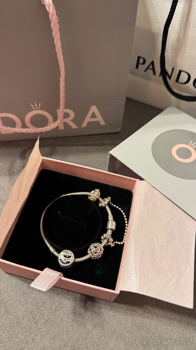 Pandora náramek s přívěsky a balením