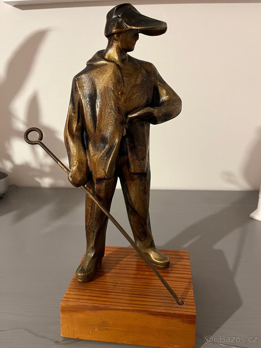 Starší elegantní soška FIGURA MUŽE V SAKU