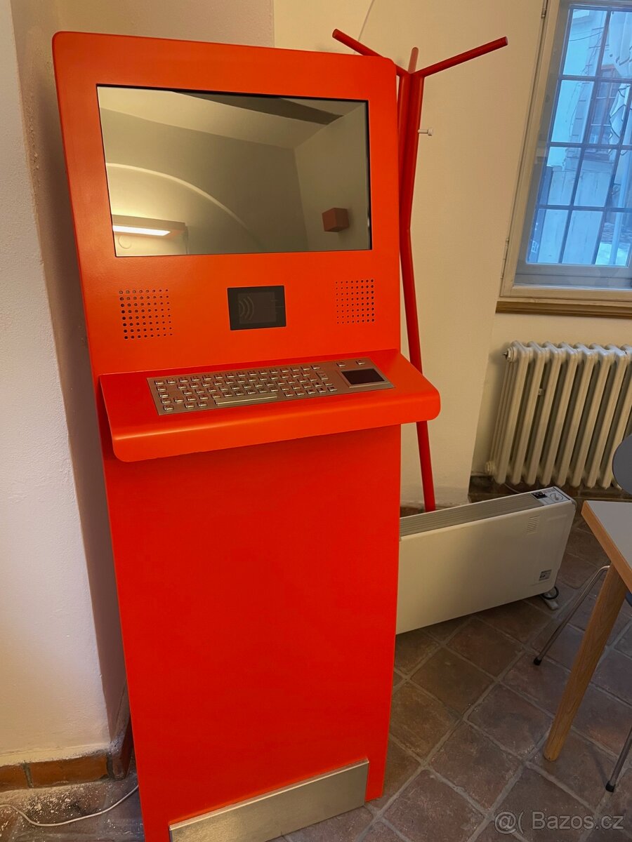 Stacionární kovový stojan na PC