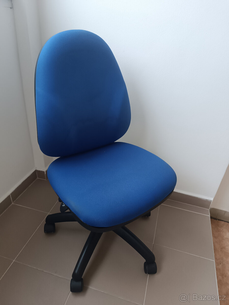 kancelářská židle nakolečkách