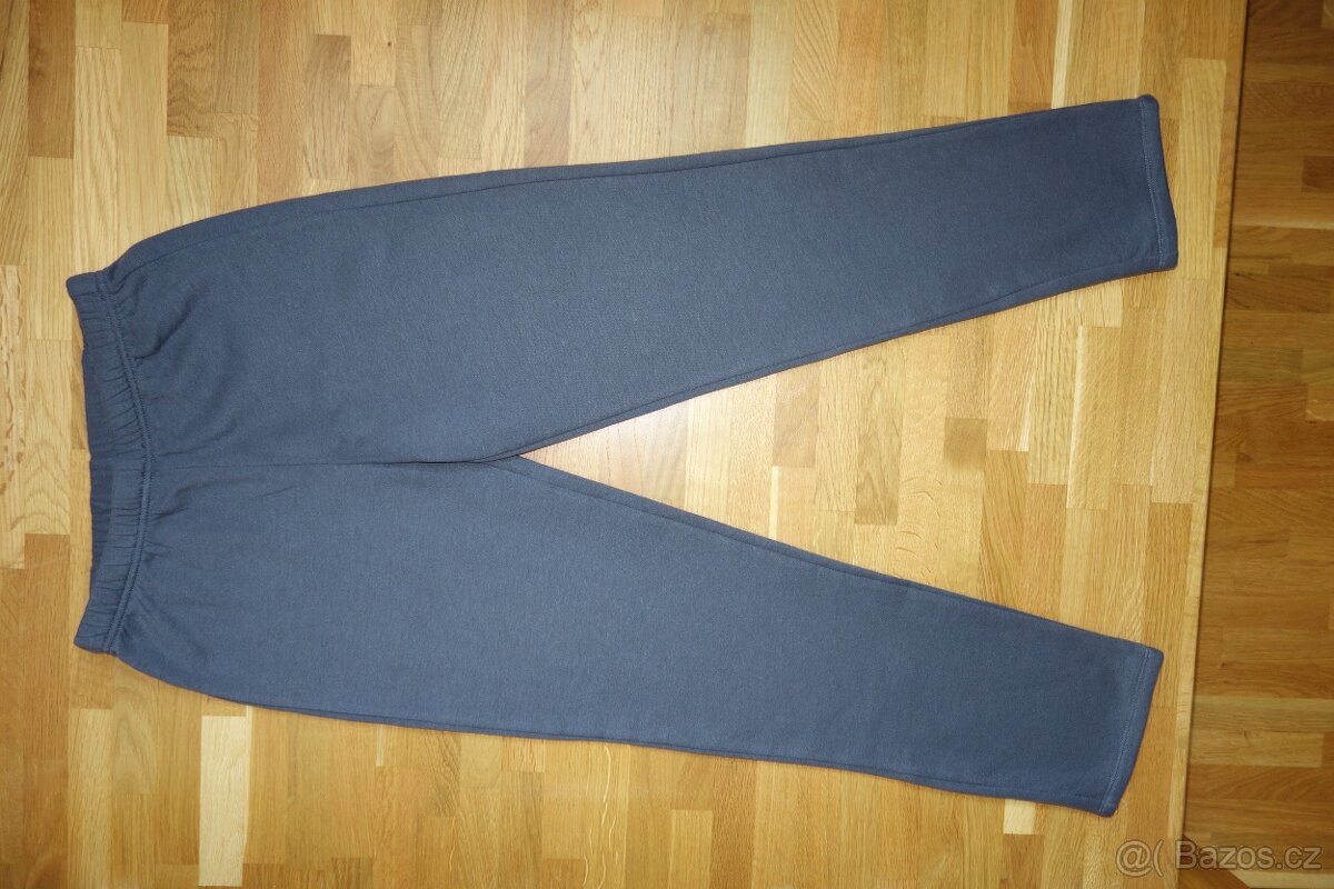 Tmavě šedé dívčí tepláky vel.151/160