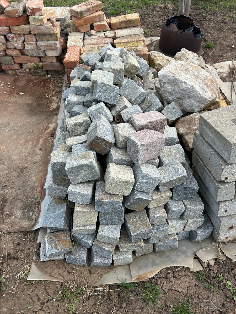 Žulové kostky cca 200ks.