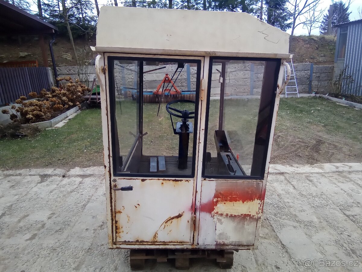 Kabina ze řezačky Toro