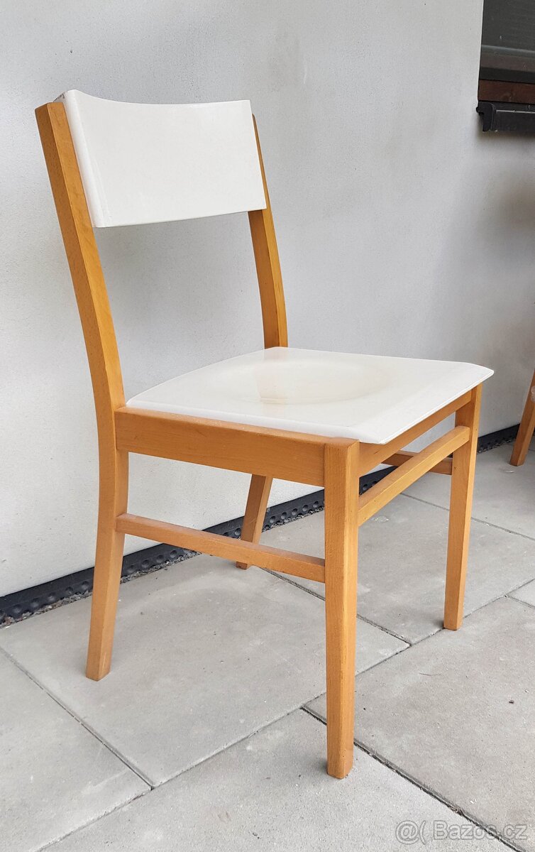 Prodám 4 židle, dřevěné s plastovým sedákem a opěradlem