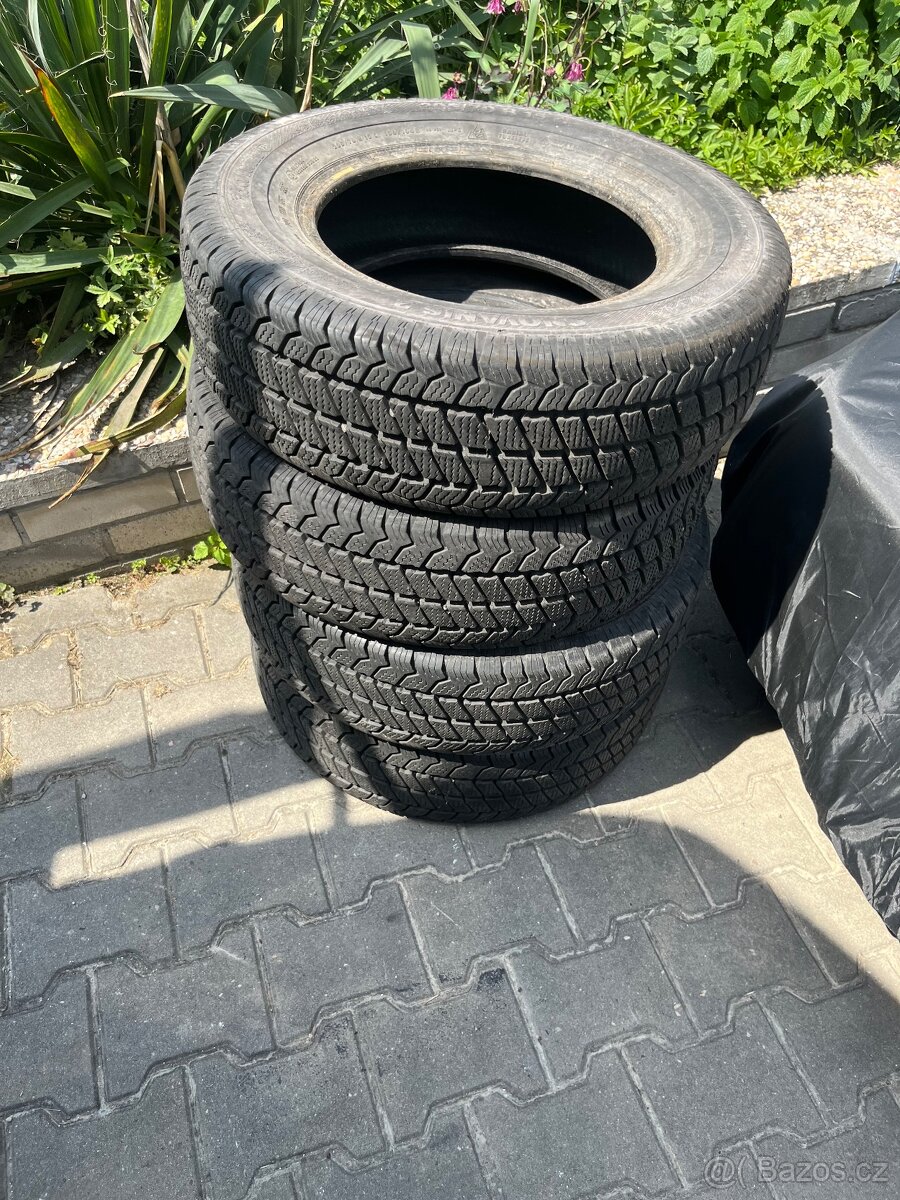 Barum 205/70 r15c cena za 4ks