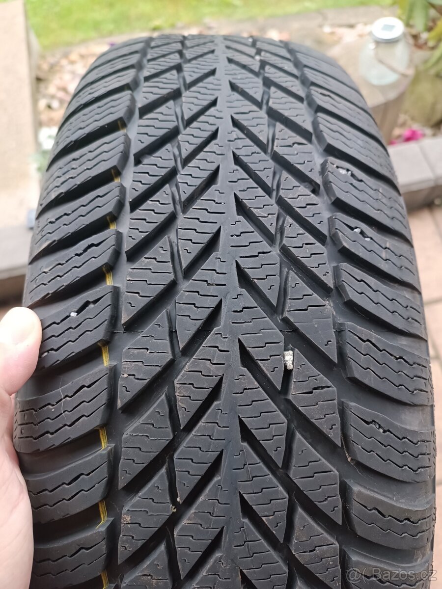 Prodám pneumatiku Nokian Snowproof 2 R15 195/
