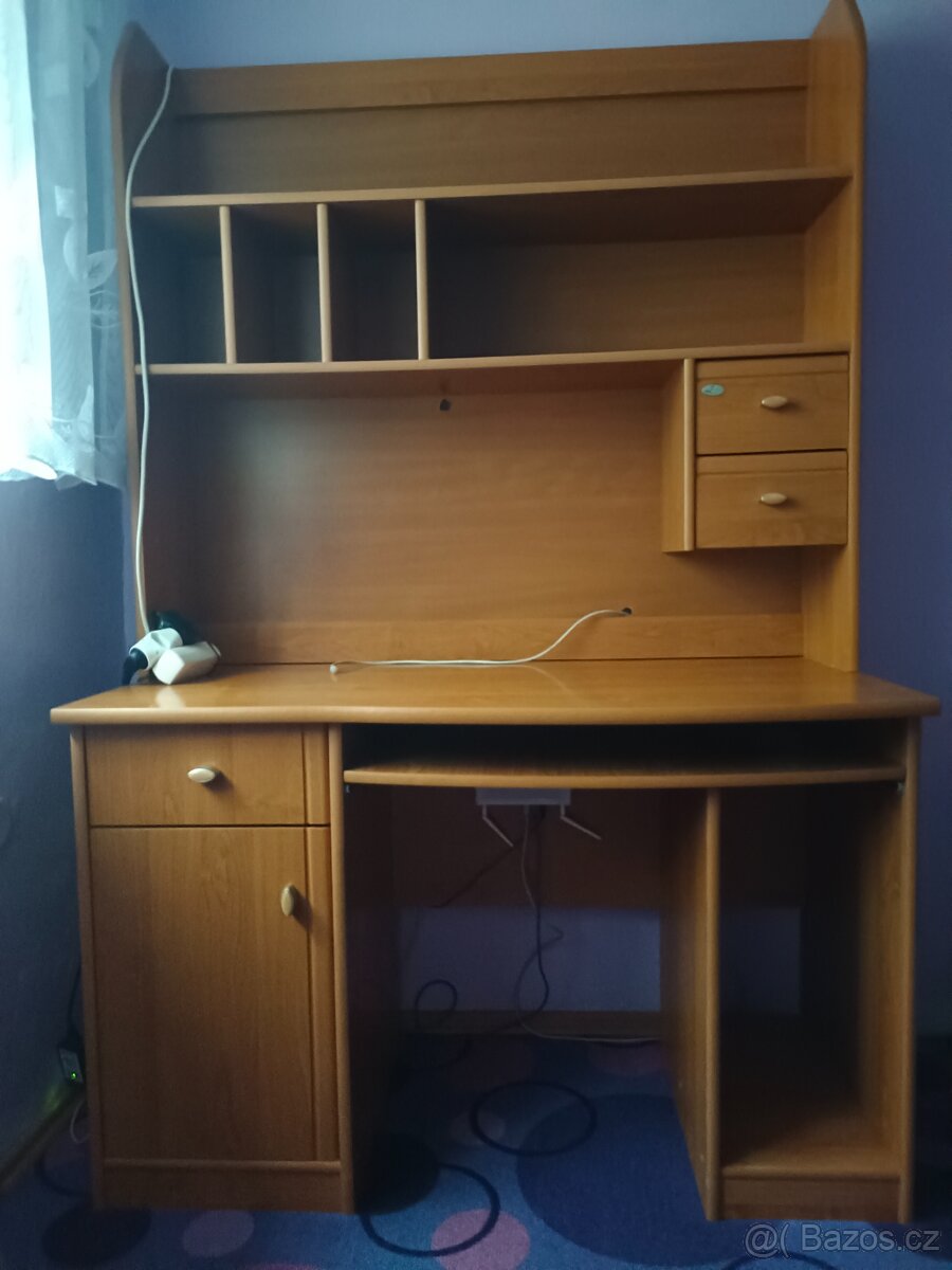 Studentský psací stůl s nadstavbou