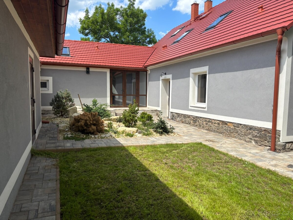 Dvougenerační dům 300 m2 s velkou garáží 80 m