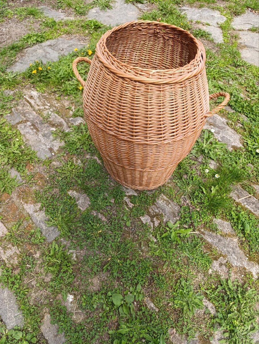 Proutěný koš