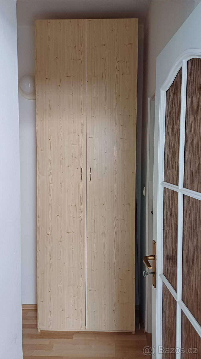 Vysoká skříň a závěsné skříňky