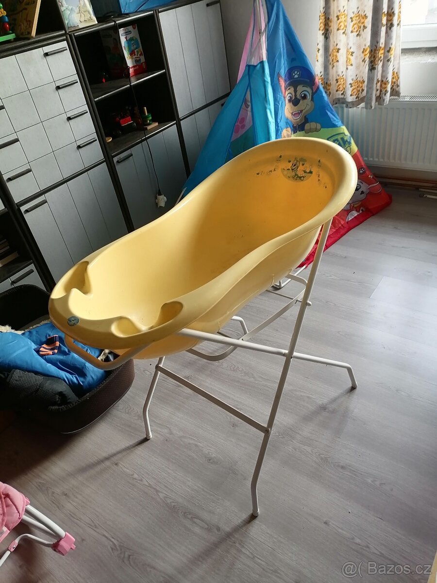 Dětská vanička s držákem na vaničku.