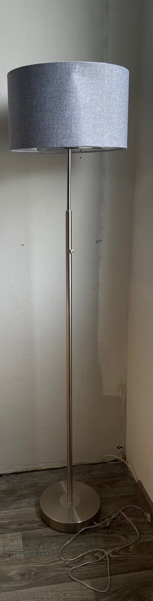 Stojací lampa se stmívačem