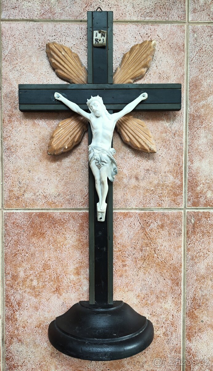 starožitný dřevěný kříž s porcelánovým kristem