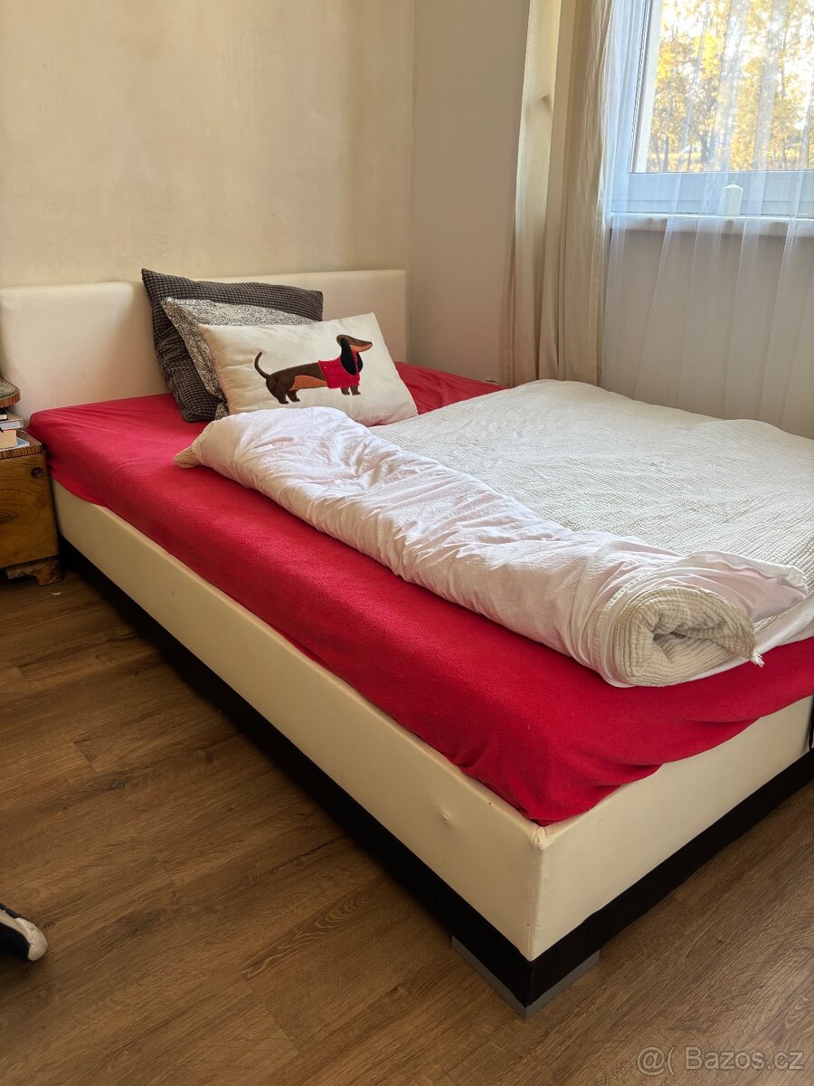 Koženková postel s úložným prostorem