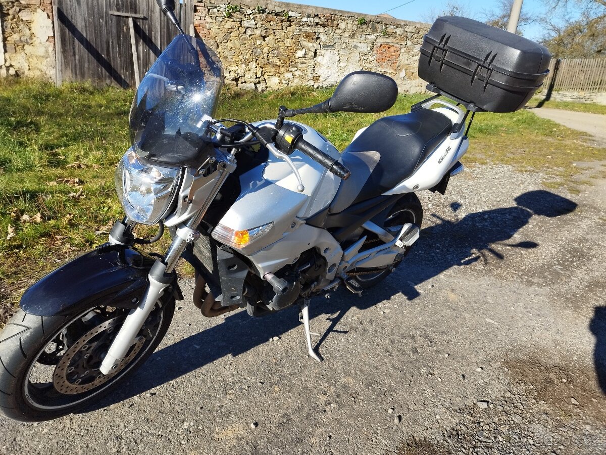 Prodám málo jetou motorku (nevyužitou)GSR 600