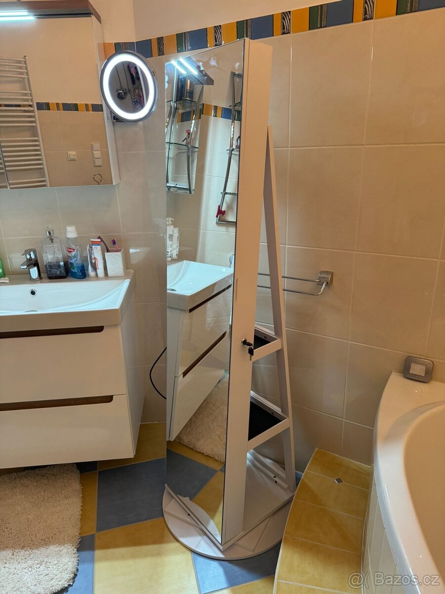 Zrcadlová skříňka na šperky otočná s osvětlením