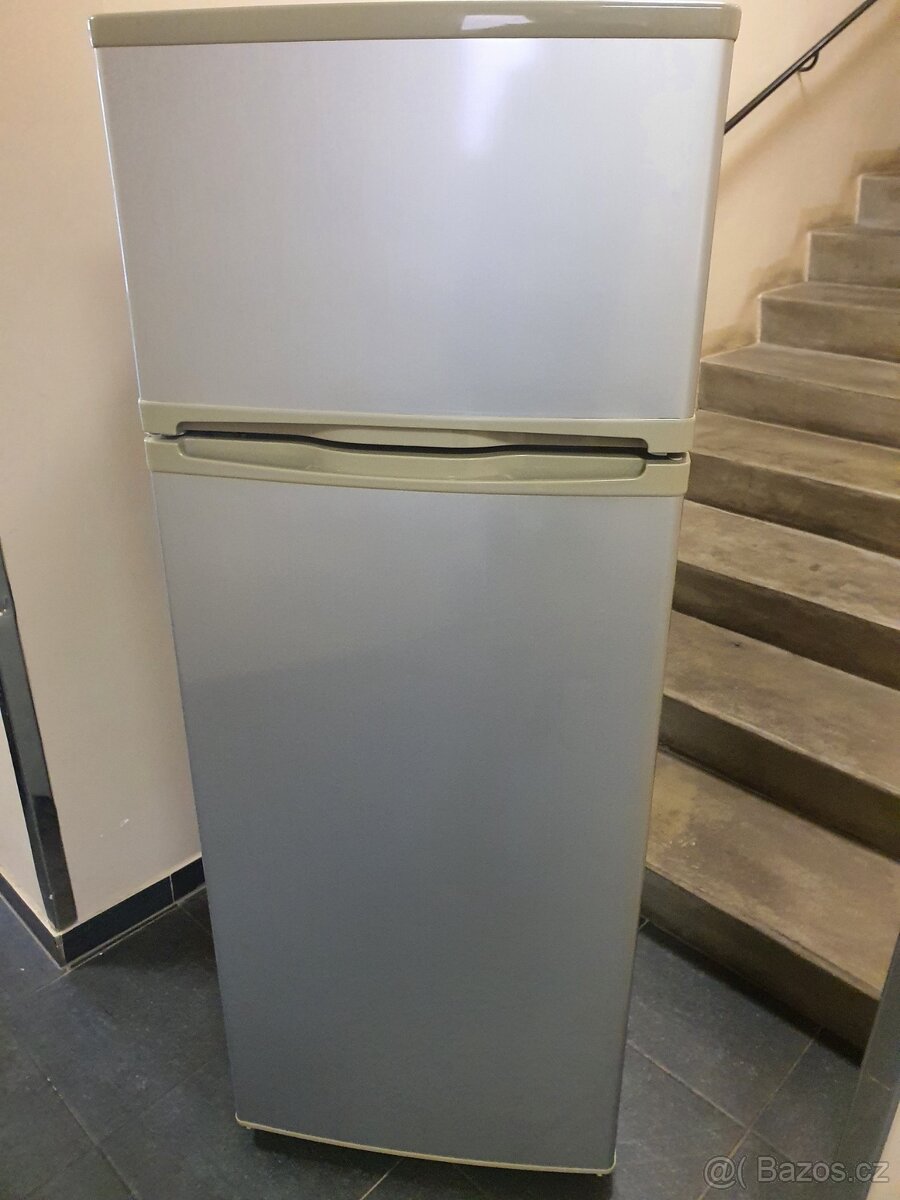 zánovní 143cm nízká lednice tř.A+ s horním mrazákem