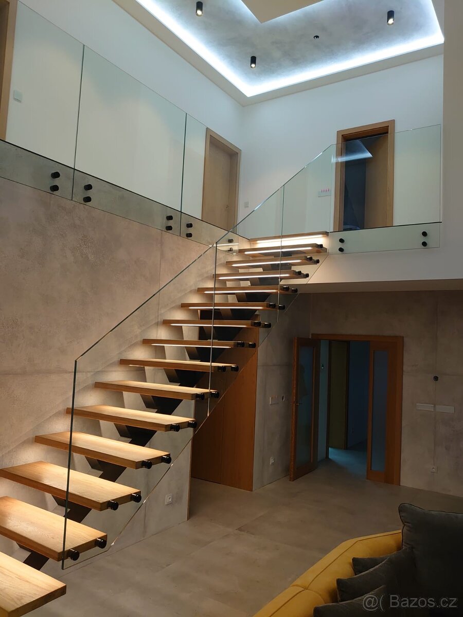 PÁTEŘOVÉ schodiště a schody, skleněné zábradlí