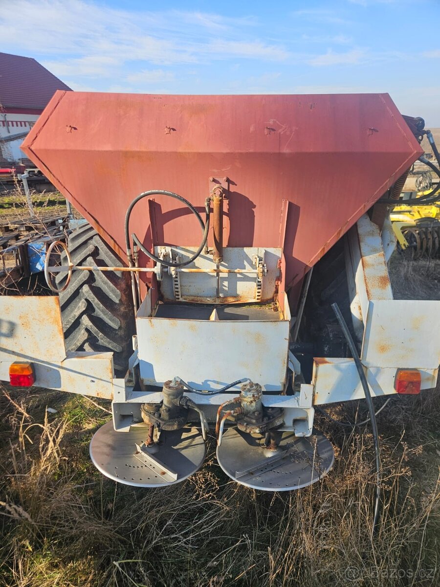 Tažené rozmetadlo umělých hnojiv