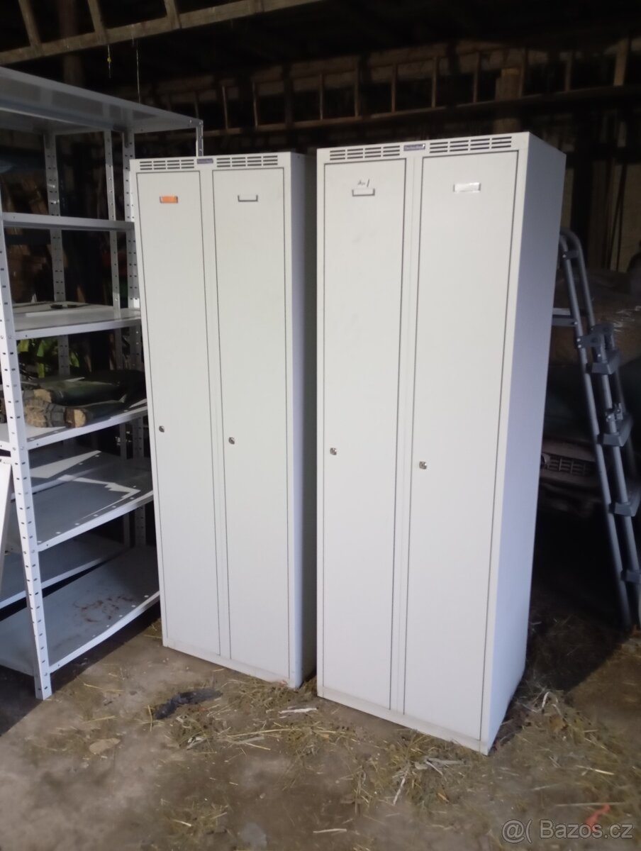 Plechová šatní skříň