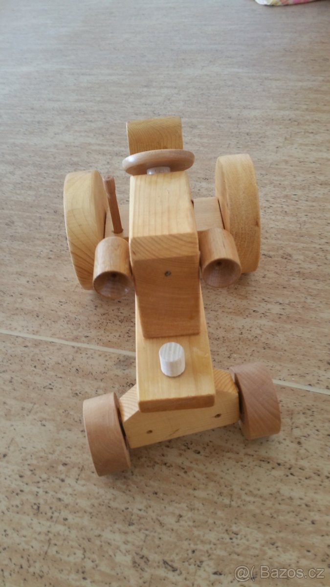Dřevěný traktor - ruční práce