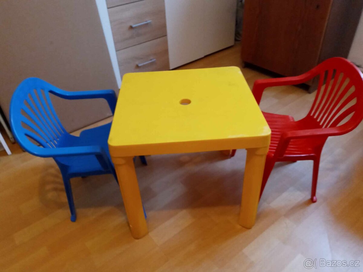 Plastový stoleček Fortel a 2 židličky