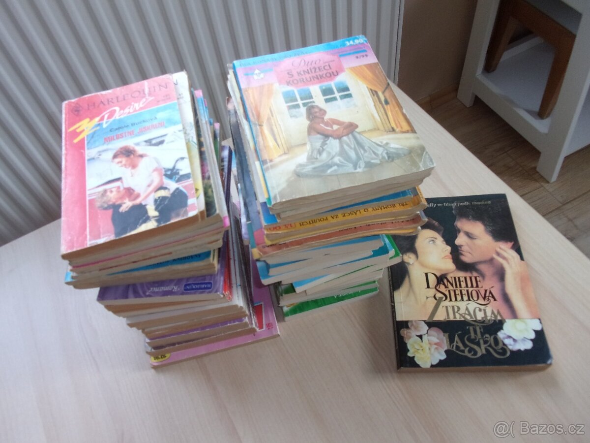 45x ROMÁN PRO ŽENY - HARLEQUIN, VEČERY POD LAMPOU