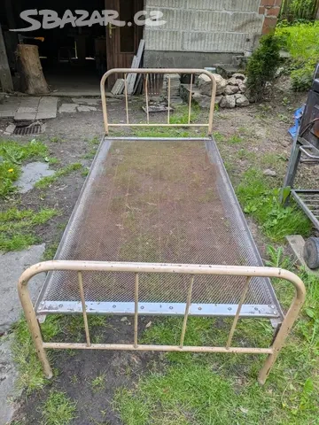 Starožitná kovová postel
