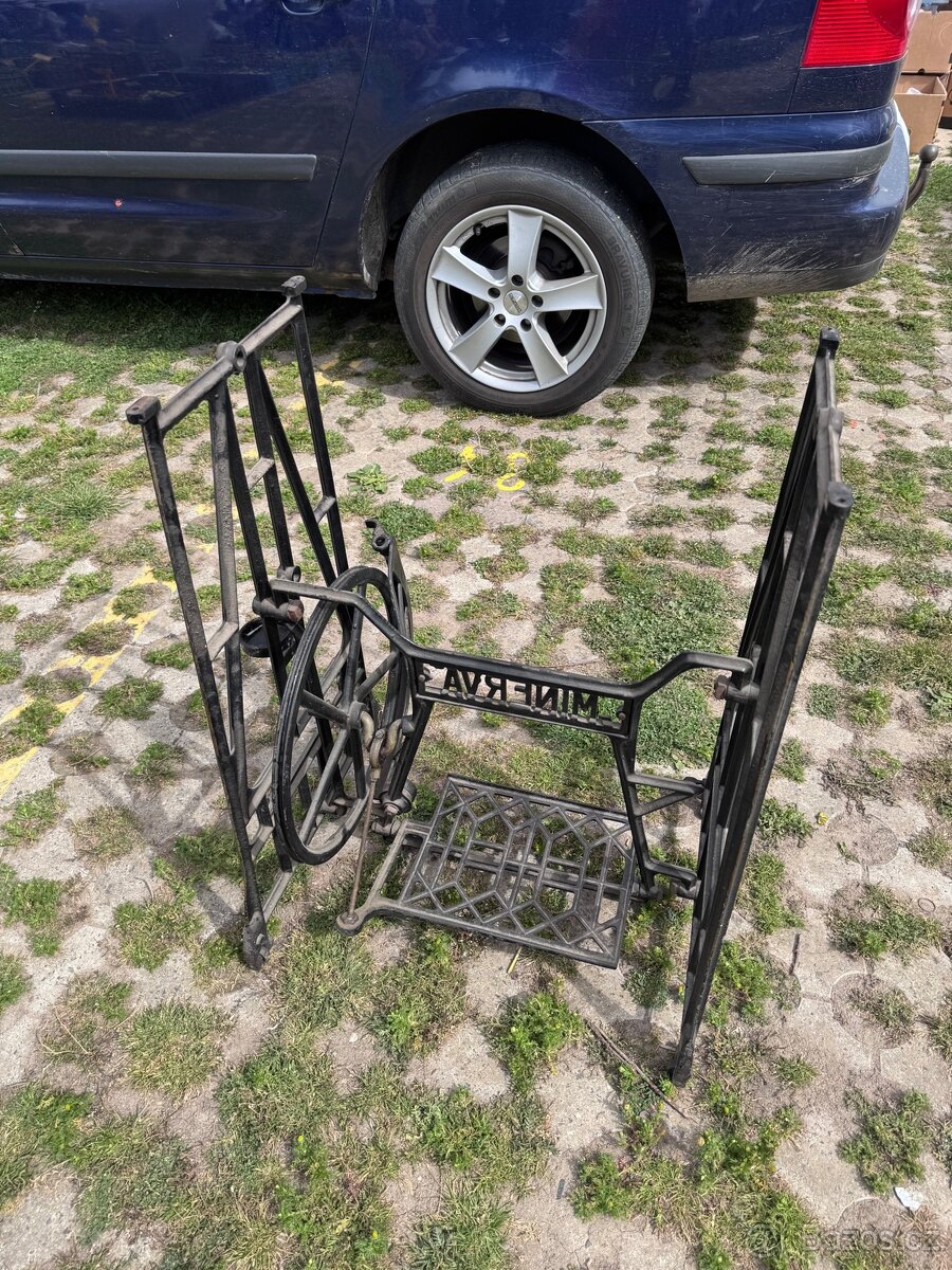 RETRO STOJAN NA ŠICÍ STROJ.