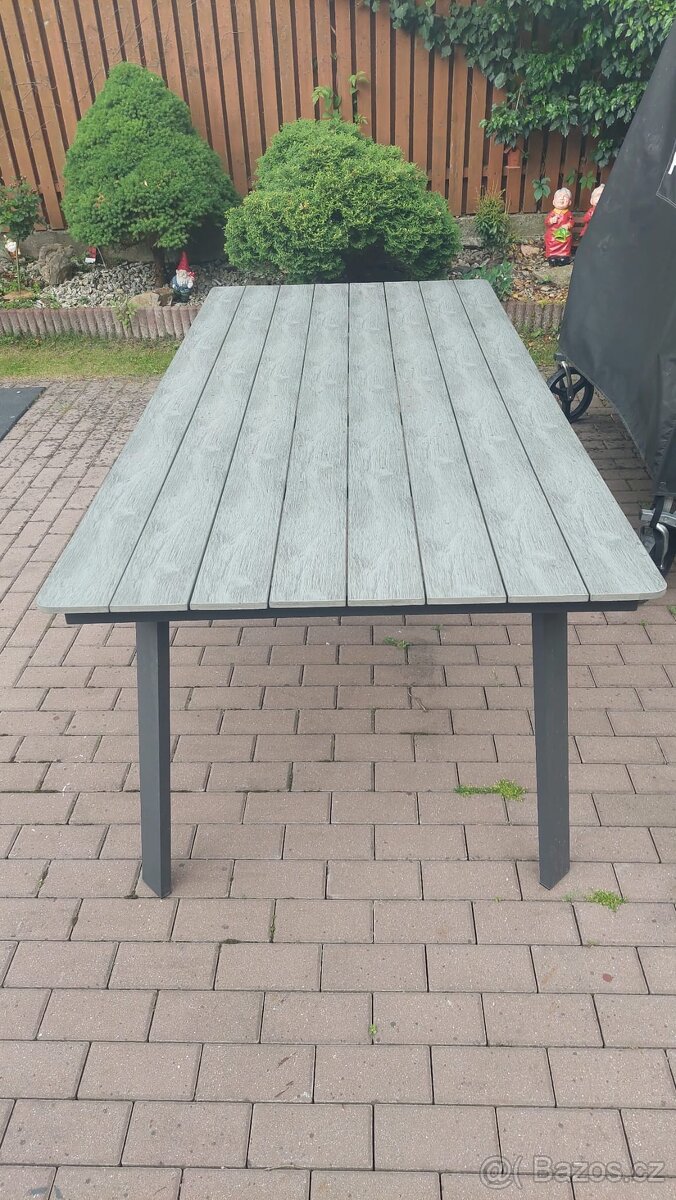 Zahradní stůl