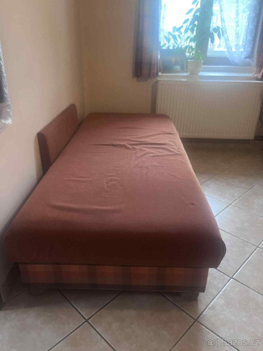 Válenda s úložným prostorem