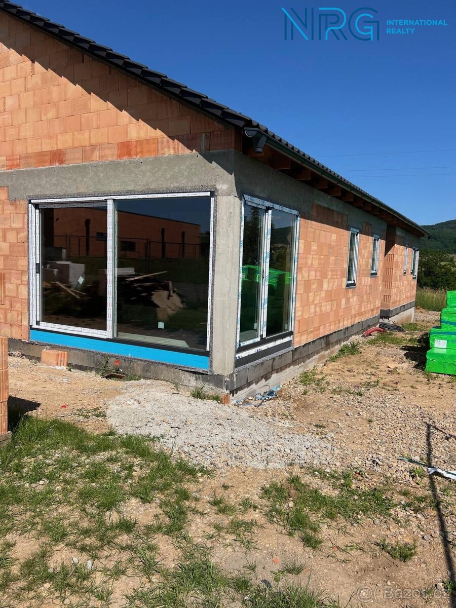4+kk, Bavoryně V Lhotkách se zahradou