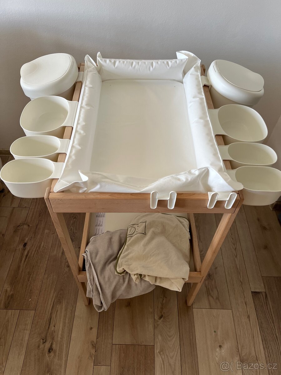 přebalovací pult IKEA s vybavením