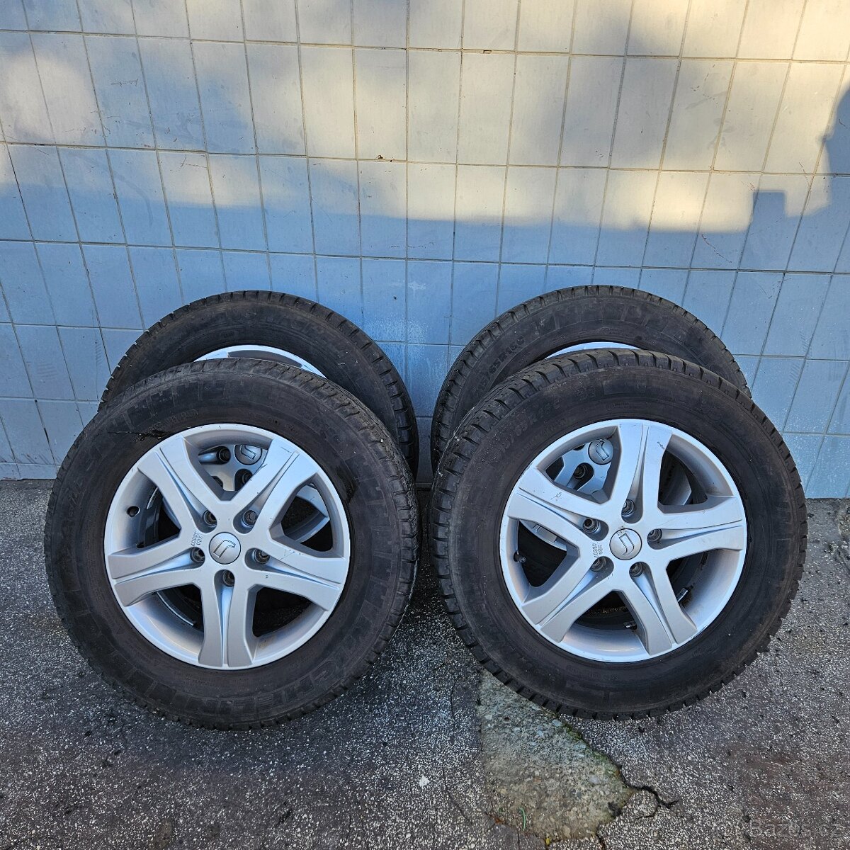 Elektrony na dodávku VW, rozteč 5x120, pneu Michelin.