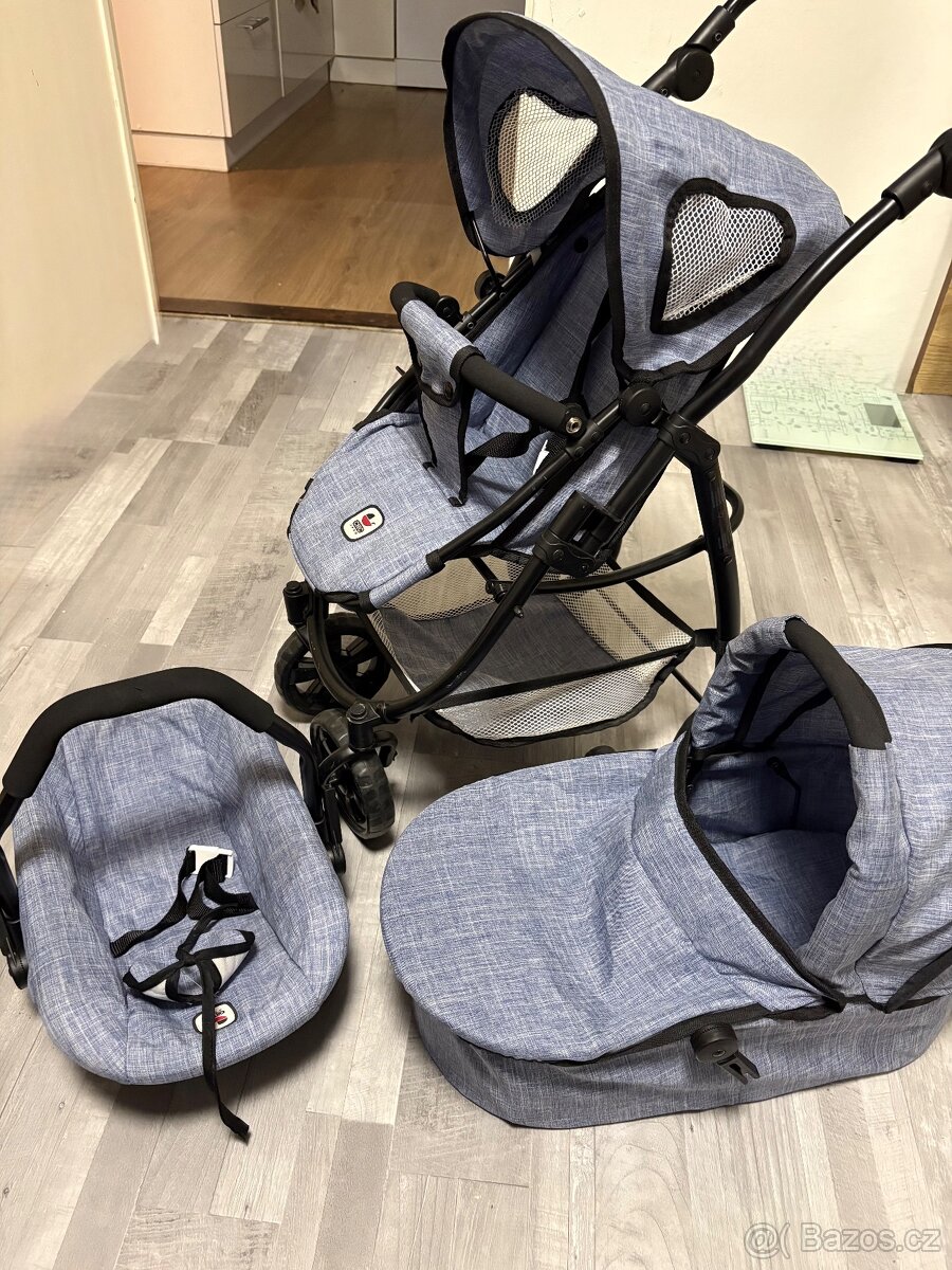 Kočárek pro panenku